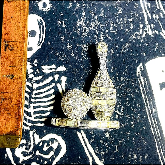 🖤 Vintage 🖤 Bowling Ball and Pin Rhinestone Brooch 🎳 - Picture 2 of 5